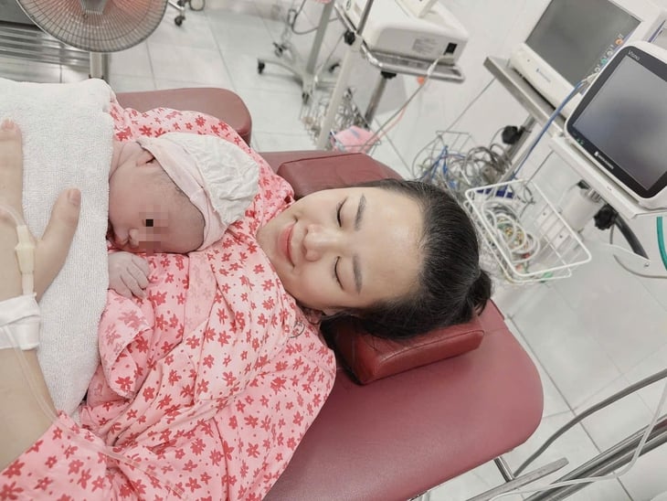 Många mödrar fick samtal för rådgivning om ersättning för mjölkersättning bara timmar efter förlossningen – Foto 1. sữa mẹ - Ảnh 1.