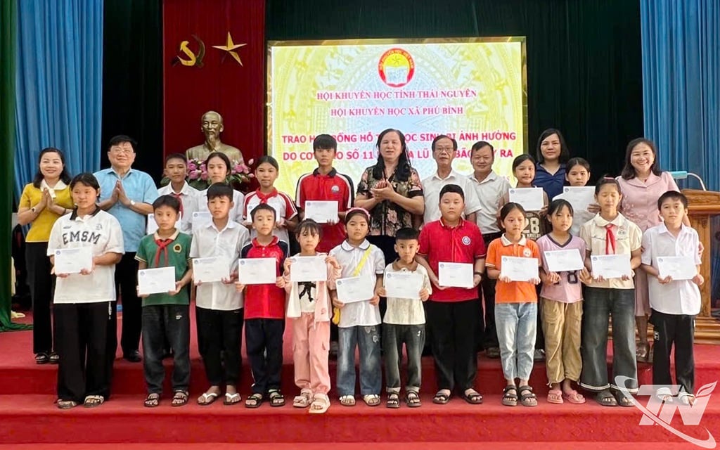 Trao học bổng cho các cháu học sinh xã Phú Bình.