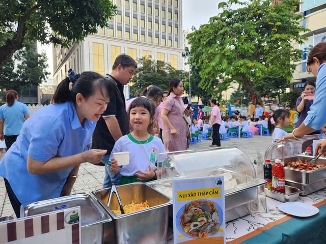 Phụ huynh giám sát bếp ăn bán trú, trường học công khai bữa ăn- Ảnh 1.