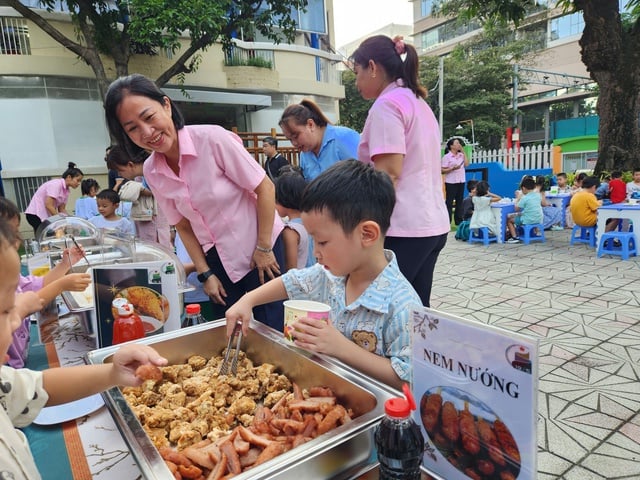 Phụ huynh giám sát bếp ăn bán trú, trường học công khai bữa ăn- Ảnh 2.