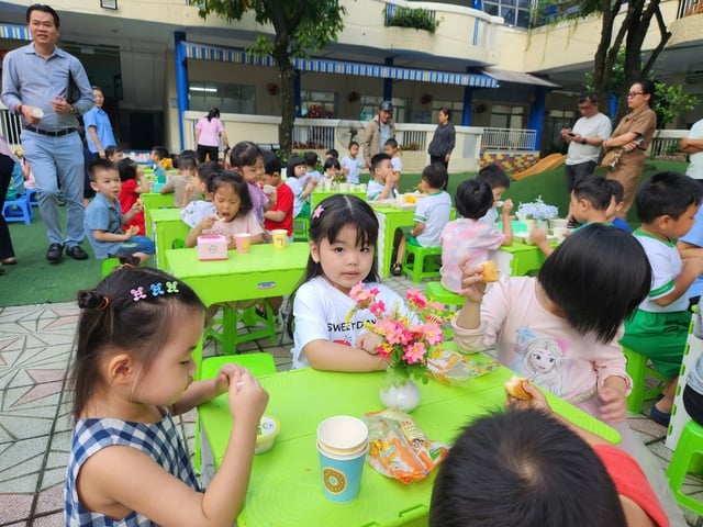 Phụ huynh giám sát bếp ăn bán trú, trường học công khai bữa ăn- Ảnh 3.