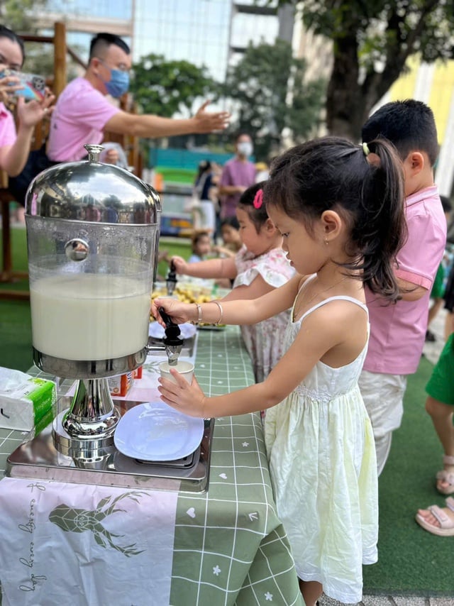 Phụ huynh giám sát bếp ăn bán trú, trường học công khai bữa ăn- Ảnh 4.