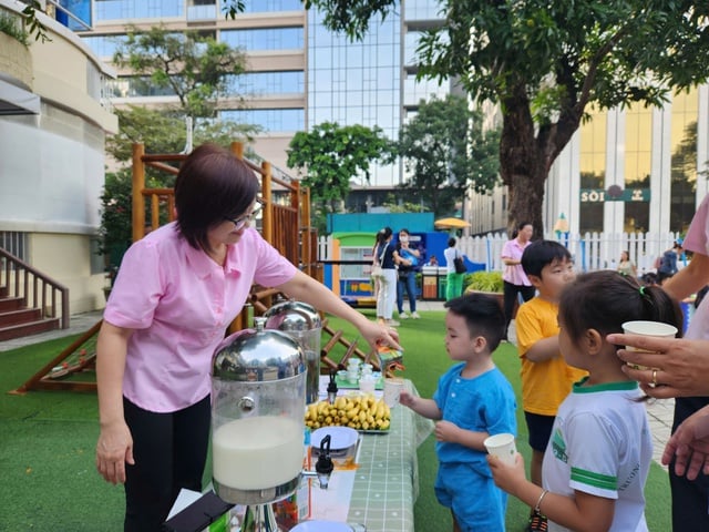 Phụ huynh giám sát bếp ăn bán trú, trường học công khai bữa ăn- Ảnh 5.
