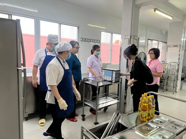 Phụ huynh giám sát bếp ăn bán trú, trường học công khai bữa ăn- Ảnh 6.