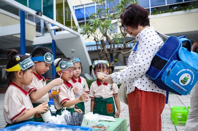 Phụ huynh giám sát bếp ăn bán trú, trường học công khai bữa ăn- Ảnh 12.