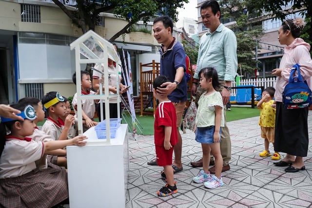 Phụ huynh giám sát bếp ăn bán trú, trường học công khai bữa ăn- Ảnh 13.