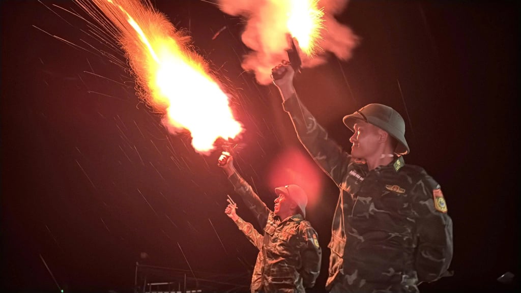 Grănicerii din Quang Ngai au tras rachete de avertizare. FOTO: VAN TANH