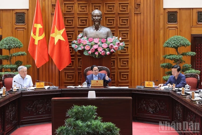 នាយករដ្ឋមន្ត្រី Pham Minh Chinh ធ្វើជាអធិបតីកិច្ចប្រជុំគណៈកម្មាធិការអចិន្ត្រៃយ៍រដ្ឋាភិបាល។ (រូបថត៖ ត្រាន់ ហៃ)