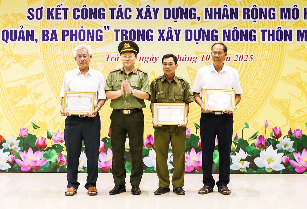Đại tá Nguyễn Thanh Bình- Phó Cục trưởng Cục Xây dựng phong trào bảo vệ ANTQ, Bộ Công an tặng giấy khen 1 tập thể và 2 cá nhân.