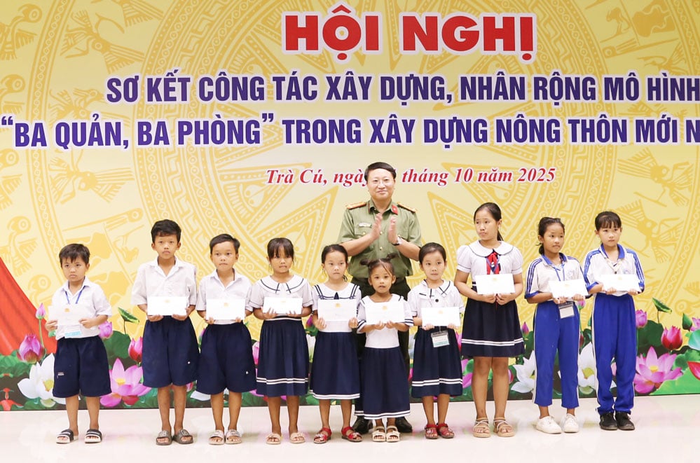 
Đại tá Nguyễn Thanh Bình- Phó Cục trưởng Cục Xây dựng phong trào bảo vệ ANTQ, Bộ Công an trao học bổng cho học sinh hoàn cảnh khó khăn.