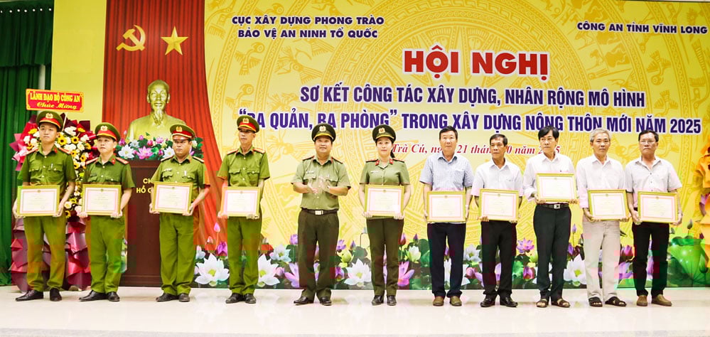 Đại tá Trần Quốc Phục- Phó Giám đốc Công an tỉnh tặng giấy khen cho các cá nhân.