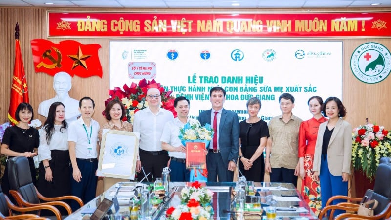 Vertreter des Duc Giang General Hospital erhielten den Titel „Krankenhaus mit hervorragender Stillpraxis“.