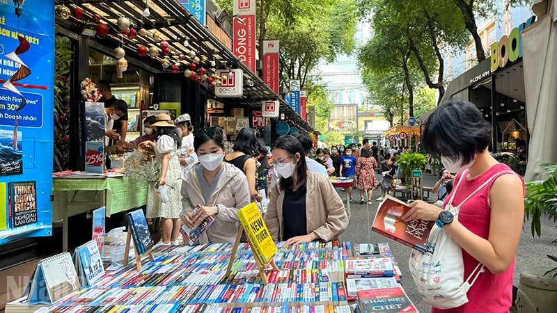 A Rua do Livro da Cidade de Ho Chi Minh sempre atrai visitantes. (Foto: LINH BAO)
