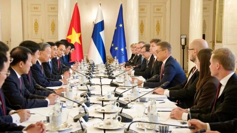 Generalsekreterare To Lam håller samtal med Finlands president Alexander Stubb. (Foto: VOV)