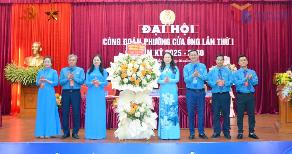 LĐLĐ tỉnh tặng hoa chúc mừng Đại hội Công đoàn phường Cửa Ông lần thứ I, nhiệm kỳ 2025-2030.