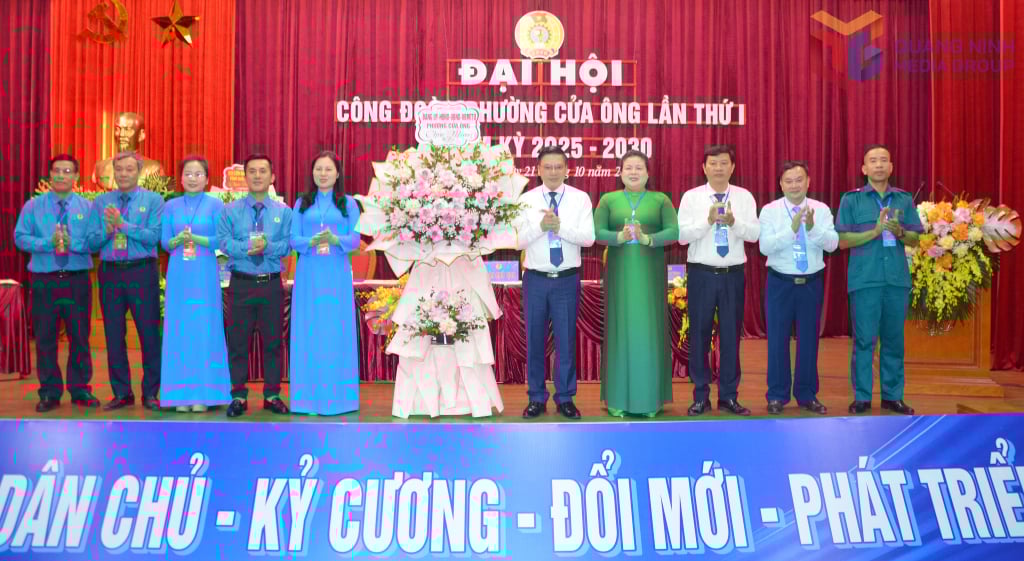 Đảng ủy phường Cửa Ông tặng hoa chúc mừng Đại hội Công đoàn phường lần thứ I, nhiệm kỳ 2025-2030.