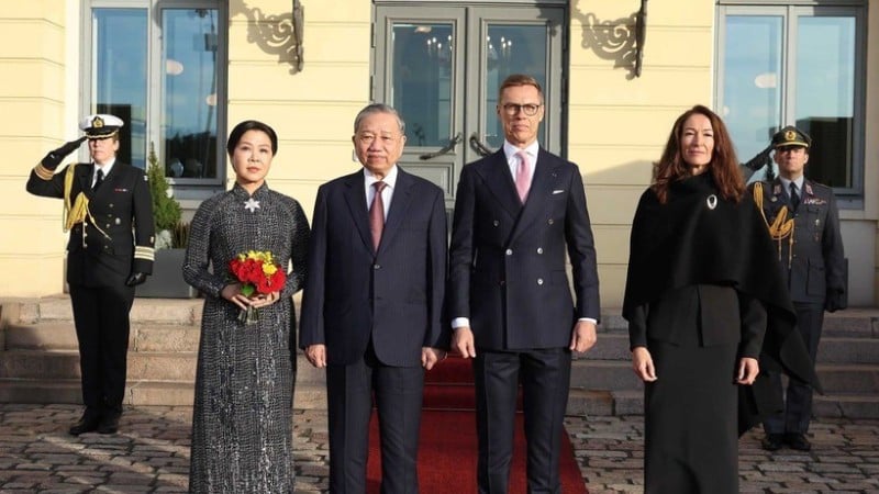 Le président de la République de Finlande, Alexander Stubb, et son épouse ont accueilli le secrétaire général To Lam et son épouse lors de leur visite officielle en Finlande. (Photo : VNA)