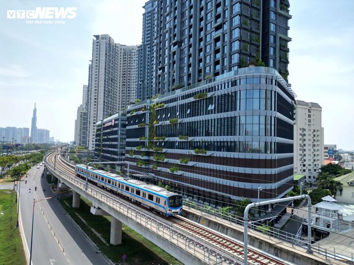Tuyến metro Bến Thành – Suối Tiên đoạn qua khu đô thị Thủ Thiêm, TP.HCM – hạ tầng quan trọng trong mạng lưới kết nối hai sân bay.