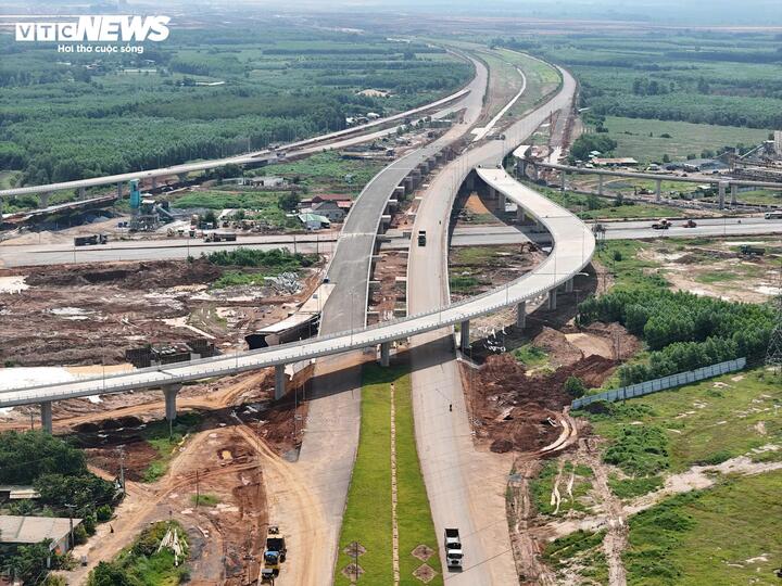 Hành lang cao tốc TP.HCM - Long Thành - Dầu Giây, khu vực được định hướng bố trí tuyến đường sắt Thủ Thiêm - Long Thành theo phương án kết nối hai sân bay.