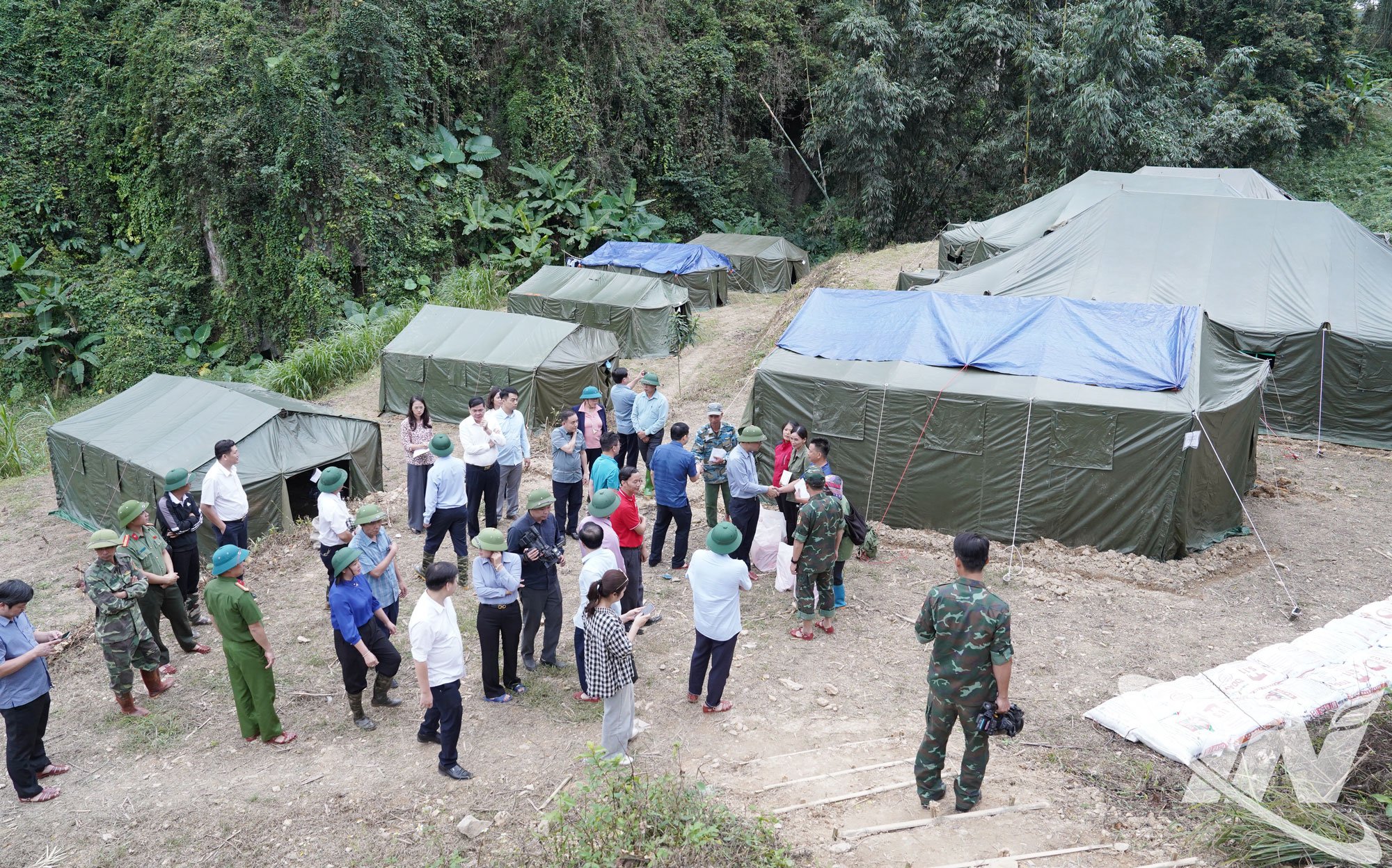 ກອງ​ບັນຊາ​ການ​ທະຫານ​ແຂວງ​ໄດ້​ສ້າງ​ຕັ້ງ​ຊົ່ວຄາວ​ໃຫ້​ປະຊາຊົນ​ບ້ານ Kim Van, ຕາ​ແສງ Van Lang.