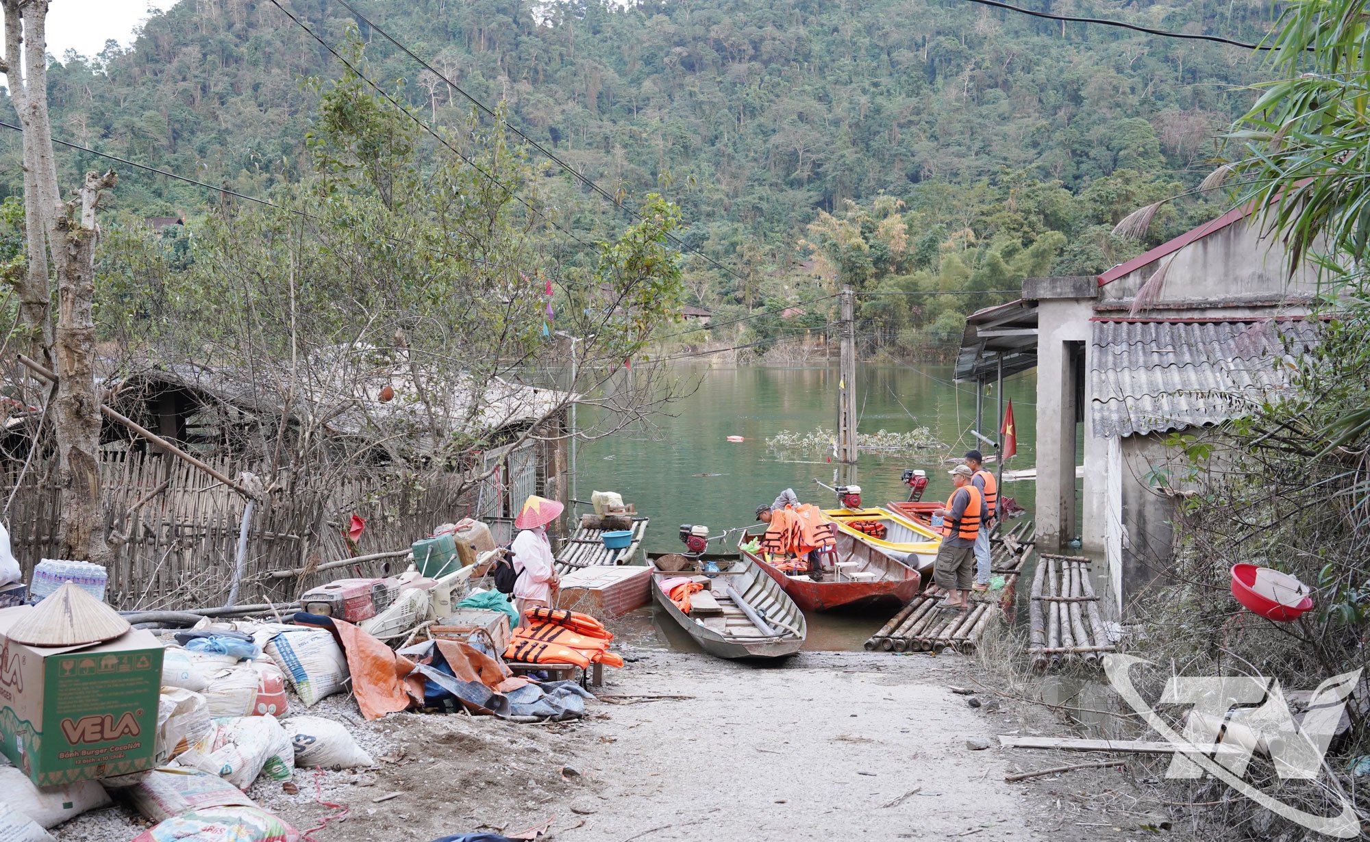 ຫຼາຍ​ແຫ່ງ​ໃນ​ບ້ານ Kim Van ຍັງ​ຖືກ​ນ້ຳ​ຖ້ວມ​ຢ່າງ​ເລິກ​ເຊິ່ງ.