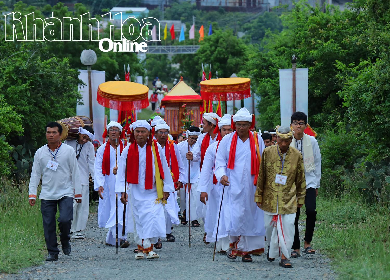 চাম গণ্যমান্য ব্যক্তিরা পো ক্লং গড়াই টাওয়ারে পোশাক পরে শোভাযাত্রায় অংশগ্রহণ করেন।
