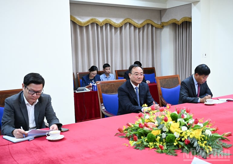 Đại diện lãnh đạo các bộ, ngành, cơ quan tham dự cuộc điện đàm. (Ảnh: TRẦN HẢI)