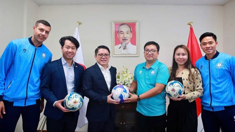 អគ្គកុងស៊ុលវៀតណាមប្រចាំនៅ Osaka Ngo Trinh Ha បានស្វាគមន៍គណៈប្រតិភូក្លឹបបាល់ទាត់ Nam Dinh។