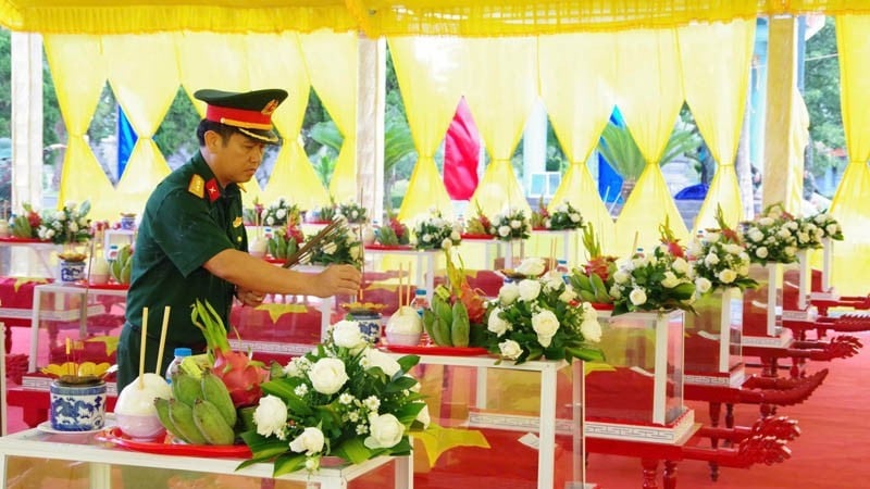 Oferecendo incenso às almas dos mártires heróicos da Cidadela de Quang Tri antes de convidá-los a descansar no cemitério.