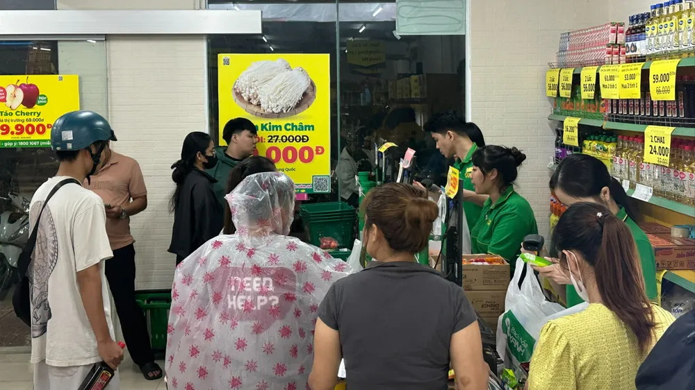 Người dân chen chân nhau mua thực phẩm tích trữ trước bão số 12