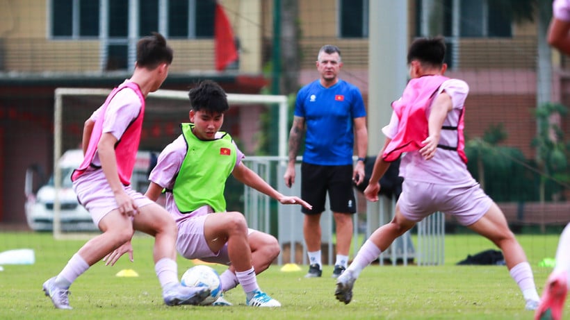 Trainer Cristiano Roland begleitet seine Schüler während des Trainings aufmerksam. (Foto: VFF)