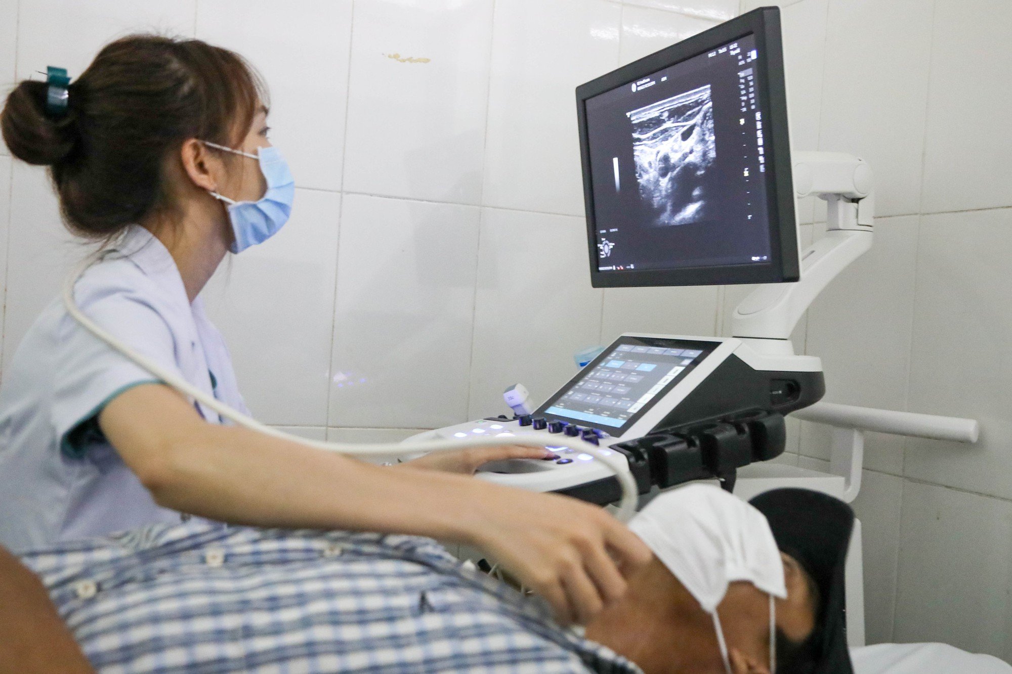 Hơn 850.000 người hành nghề y sẽ có hồ sơ trực tuyến - Ảnh 1.