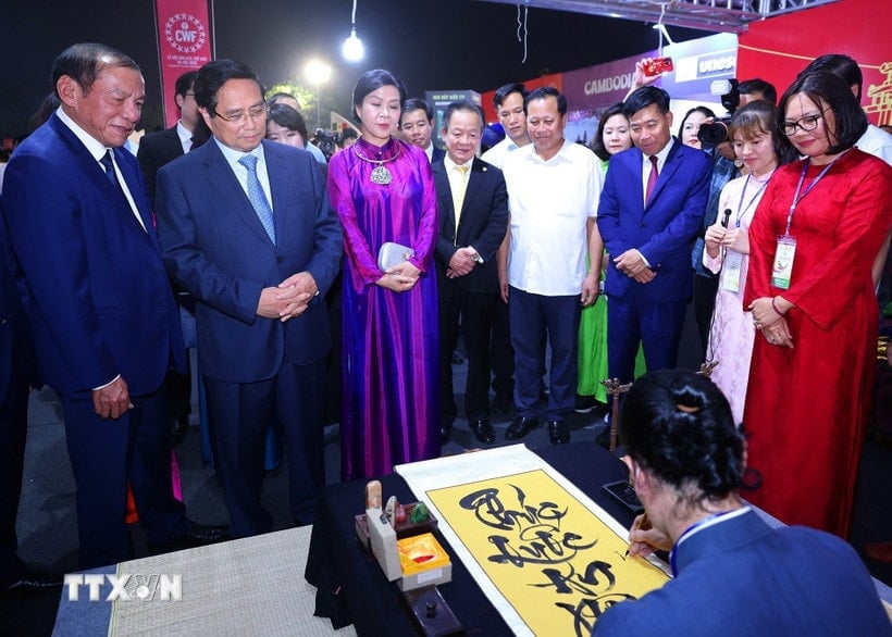 Premiärminister Pham Minh Chinh besöker Vietnams kulturella område vid Världskulturfestivalen i Hanoi. (Foto: Duong Giang/VNA)