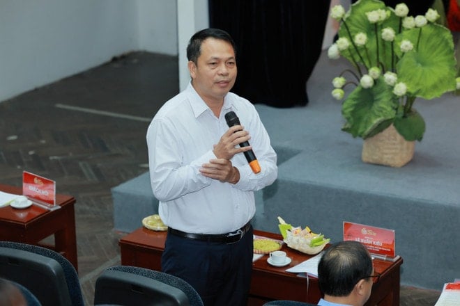 Dr. Le Xuan Kieu, chef för centret för kulturella och vetenskapliga aktiviteter vid Litteraturtemplet - Quoc Tu Giam, diskuterade aktiviteter inom ramen för festivalen. (Foto: PV/Vietnam+) 193a2001.jpg