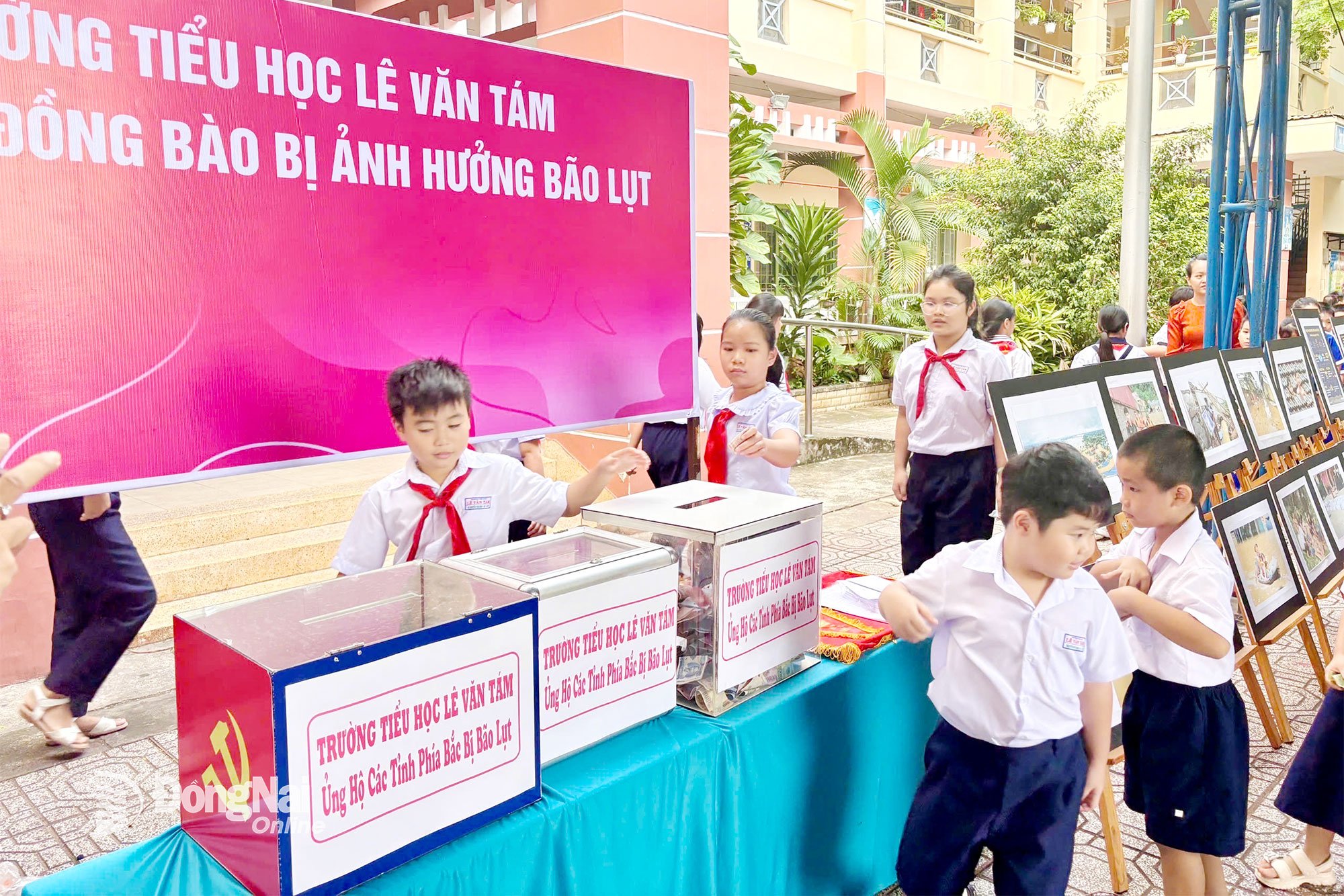 Elever från Le Van Tam Primary School (Tran Bien-distriktet, Dong Nai-provinsen) deltog i att stödja människor att övervinna skador orsakade av stormar och översvämningar. Foto: Nhat Ha  