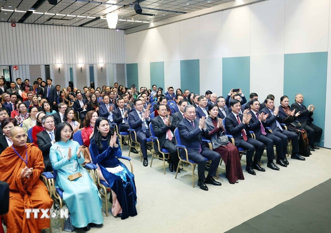 ttxvn-tong-bi-thu-to-lam-gap-can-bo-dai-su-quan-viet-nam-va-cong-dong-nguoi-viet-tai-bac-au-4.jpg