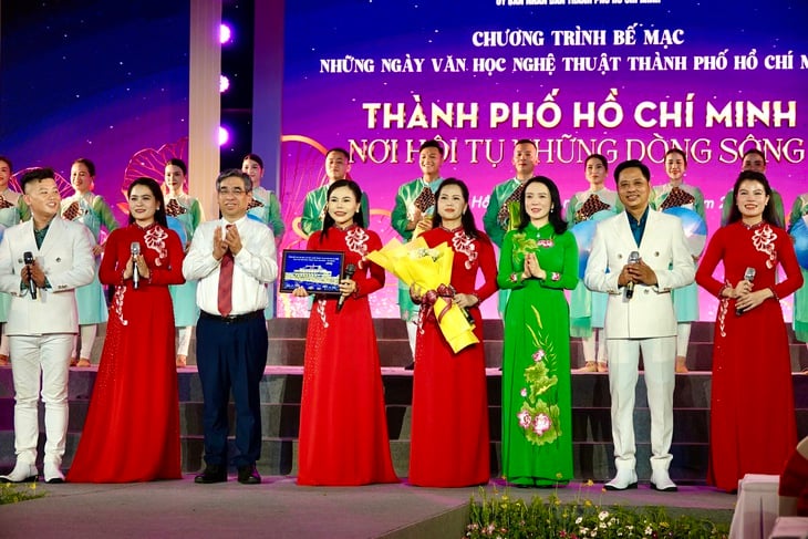Abschlusszeremonie der Literatur- und Kunsttage von Ho-Chi-Minh-Stadt – Foto 2. Những ngày văn học nghệ thuật TP.HCM - Ảnh 2.