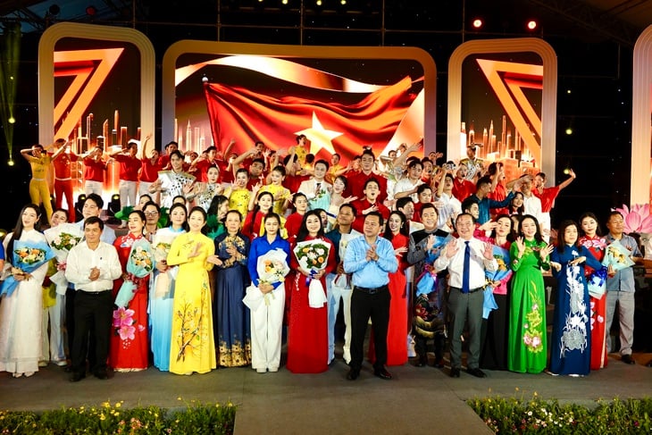 Abschlusszeremonie der Literatur- und Kunsttage von Ho-Chi-Minh-Stadt – Foto 5. Bế mạc Những ngày văn học nghệ thuật TP.HCM - Ảnh 5.