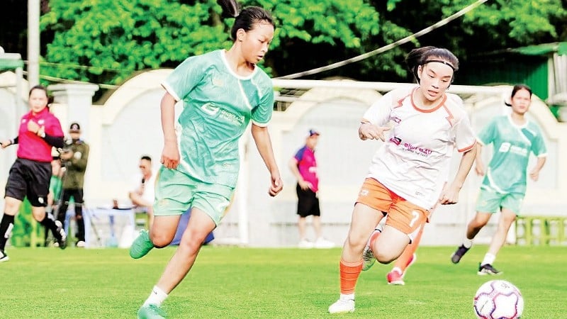 SHB Club (hvit skjorte) vant Queen League S1 kvinnenes 7-a-side fotballturnering i 2024.