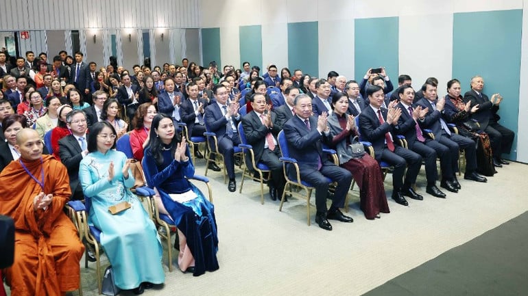 Setiausaha Agung To Lam dan isterinya bertemu dengan pegawai dari Kedutaan Vietnam dan masyarakat Vietnam di Eropah Utara. (Foto: Thong Nhat/VNA)