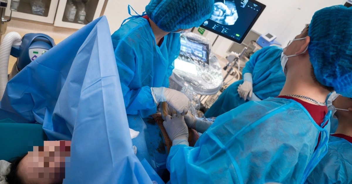 Bác sĩ dùng kim như sợi chỉ cứu “thiên thần” tràn dịch phổi trong bụng mẹ