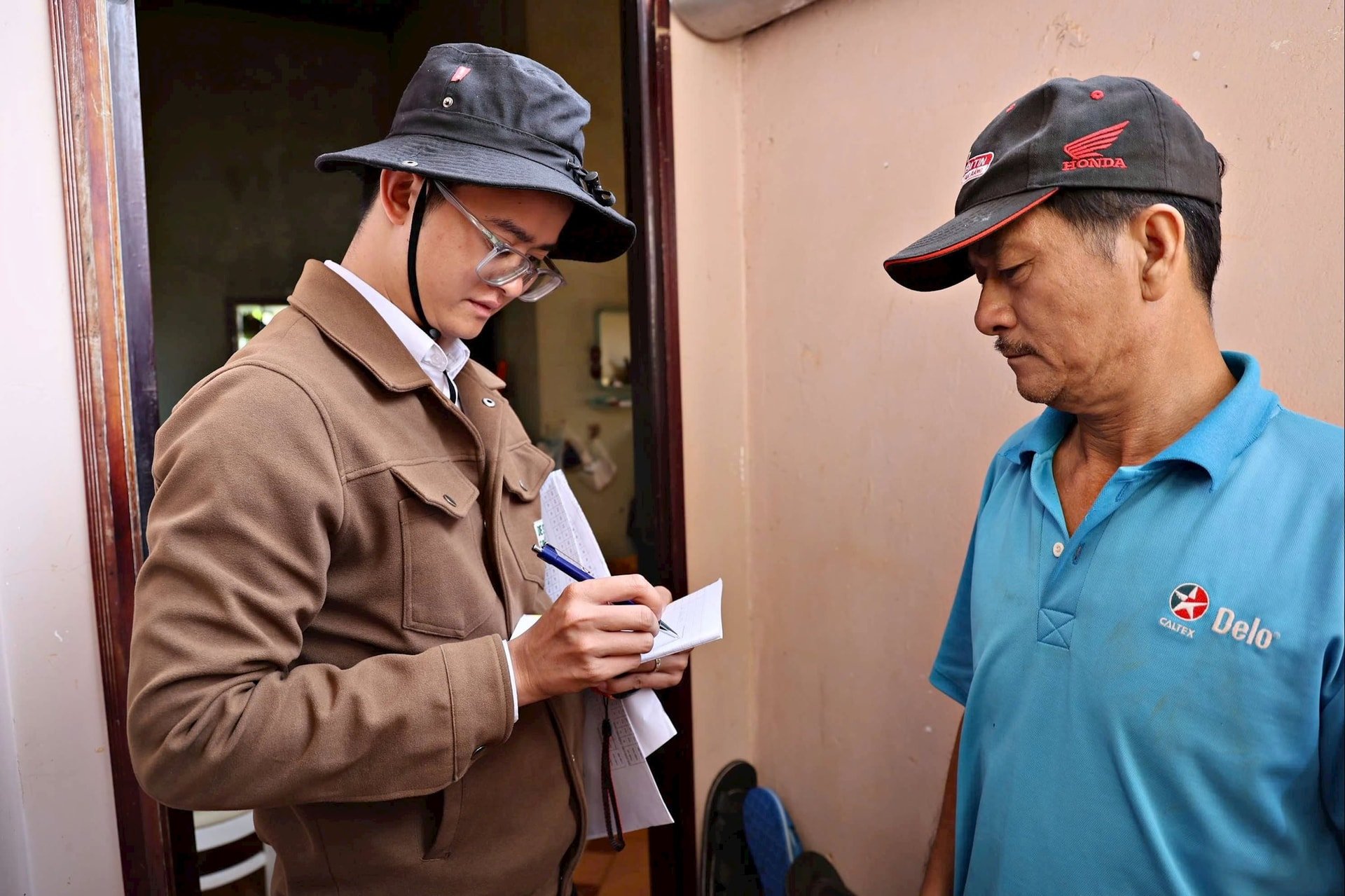 Herr Nguyen Van Thanh aus dem Dorf Tan Nghia in der Gemeinde Bao Thuan hat sich proaktiv mit dem Team abgestimmt, um den aktuellen Status der architektonischen Objekte zu inventarisieren und die von der Räumung betroffenen Arbeiten und Ernten bekannt zu geben.