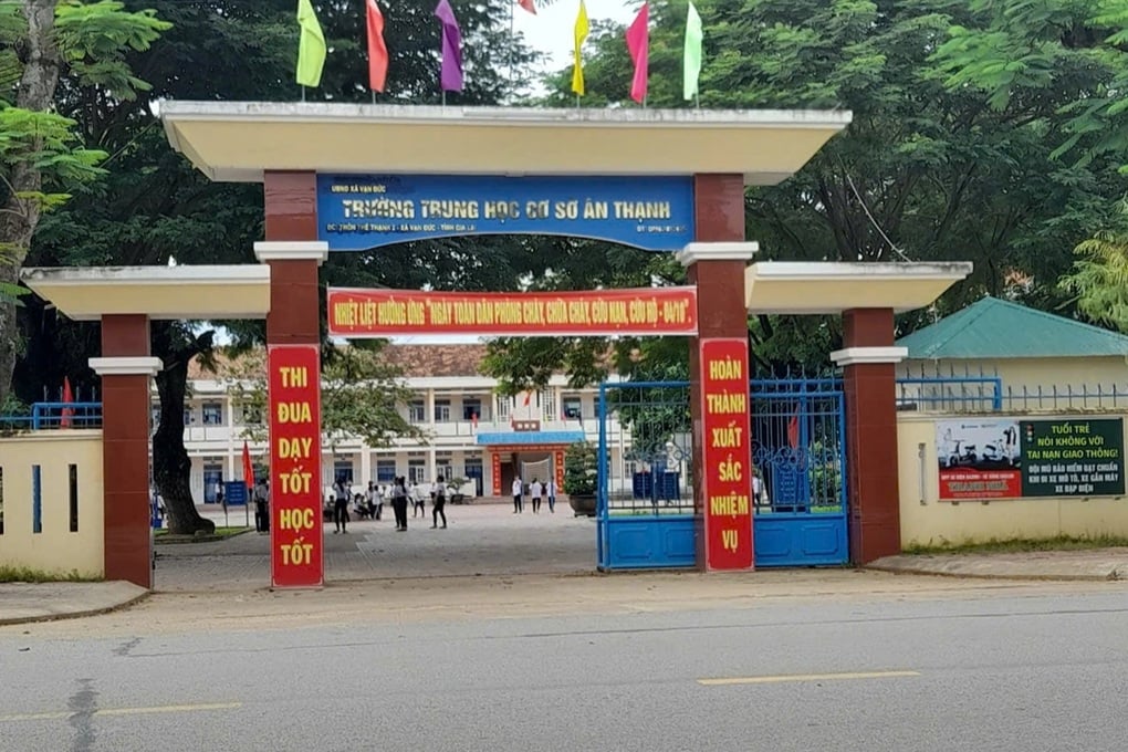 Phó hiệu trưởng yêu cầu giáo viên dừng dạy để học sinh đi... dọn rác - 1