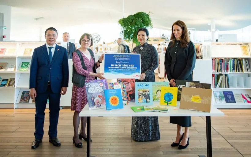 Frau Ngo Phuong Ly überreichte der Oodi-Bibliothek im Namen der vietnamesischen Delegation vietnamesische Bücherregale. (Quelle: Elektronisches Informationsportal der Kommunistischen Partei Vietnams) Phu nhân Ngô Phương Ly thay mặt Đoàn Việt Nam trao tặng Thư viện Oodi Tủ sách tiếng Việt. (Nguồn: Cổng thông tin điện tử Đảng Cộng sản Việt Nam)