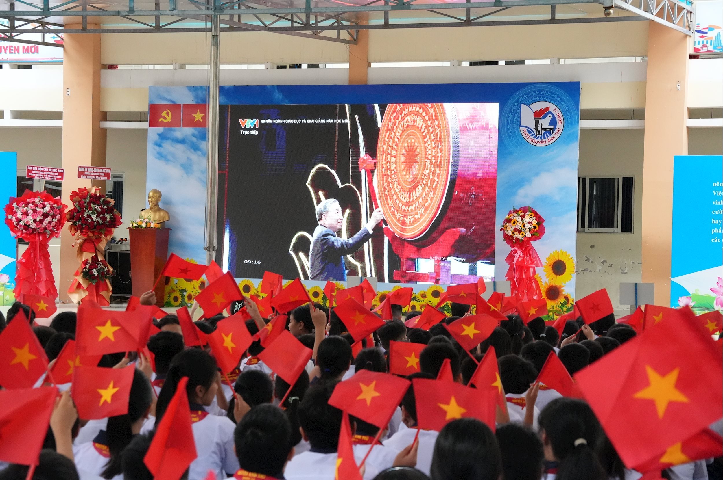 Các em học Trường THCS Nguyễn Ảnh Thủ cùng theo dõi trực tiếp Tổng Bí thư Tô Lâm đánh trống khai giảng năm học mới