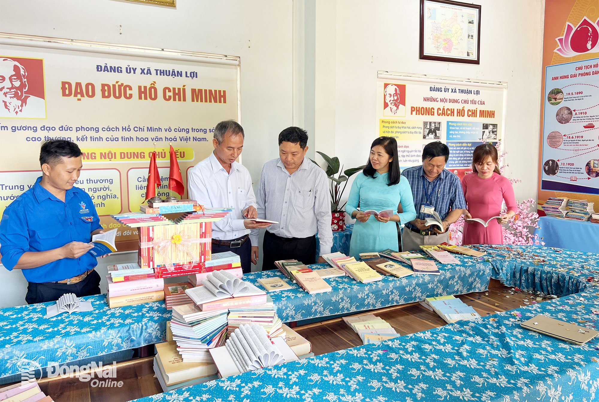 Många böcker i Ho Chi Minh-kulturrummets modell i Thuan Loi-kommunen, Dong Nai-provinsen, är gjorda från socialiserade källor. Foto: Truong Thinh