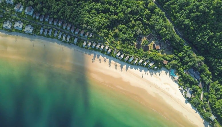 Six Senses Con Dao dengan laut biru dan hamparan pasir putih yang panjang memikat pengunjung.