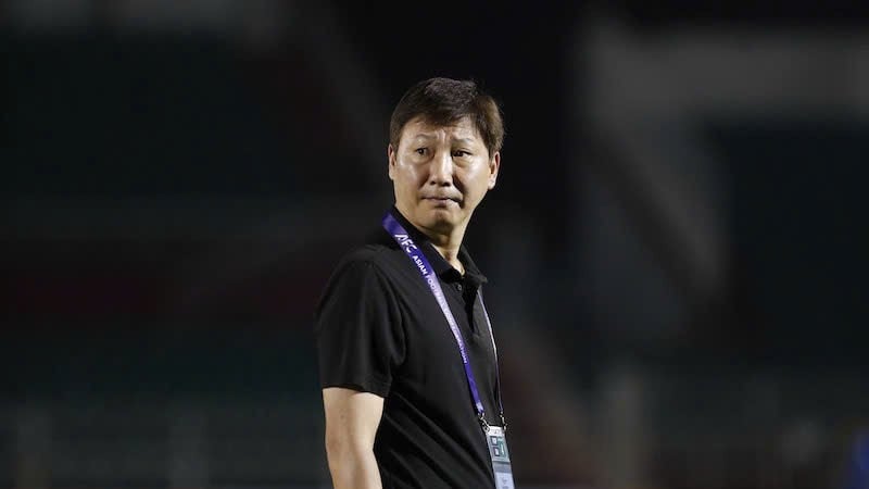 Antrenorul Kim Sang-sik își conduce jucătorii în timpul meciului dintre Vietnam și Nepal din preliminariile Cupei Asiei. (Foto: Thanh Vu)