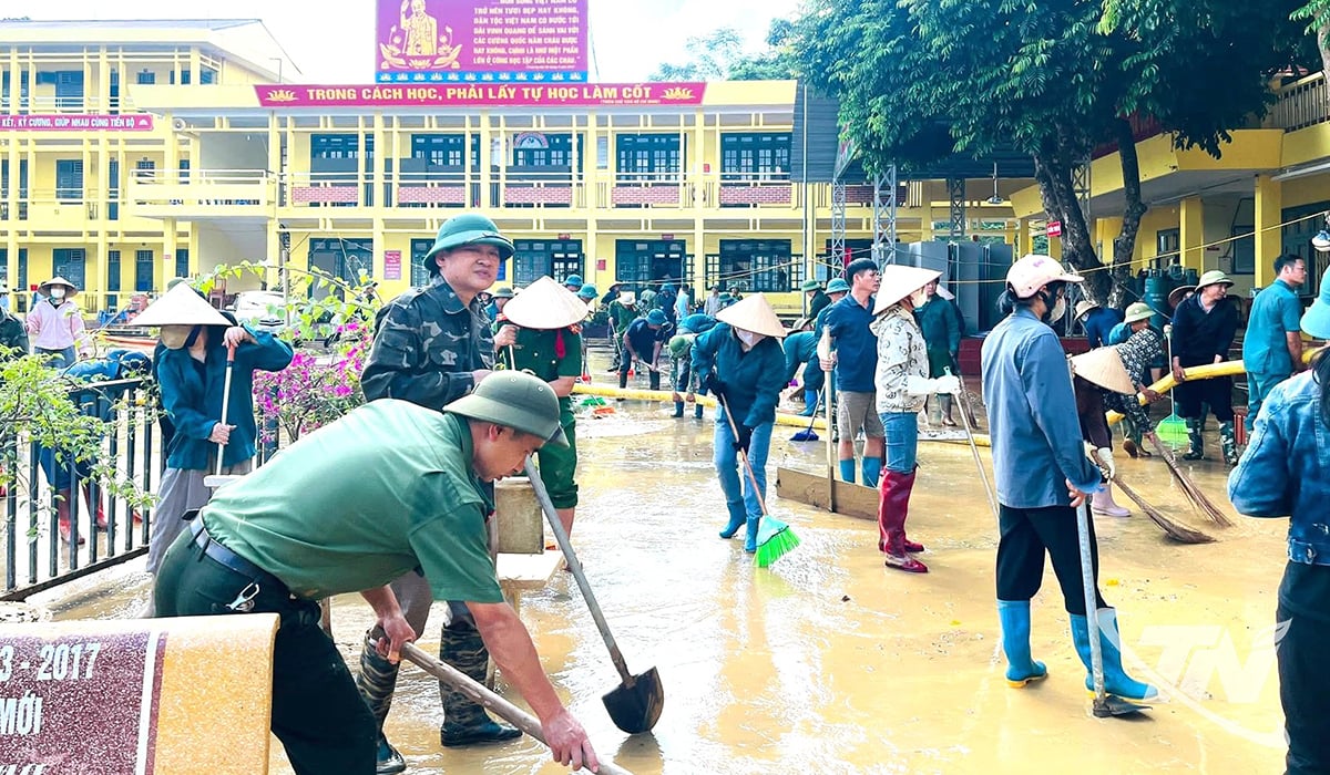 លោកគ្រូ អ្នកគ្រូ មាតាបិតា និងអាជ្ញាធរបានរួមដៃគ្នាសម្អាតភក់ និងកខ្វក់ សម្អាតសាលារៀនក្រោយទឹកជំនន់ និងធ្វើឱ្យស្ថានភាពបង្រៀន និងរៀនមានស្ថេរភាព។