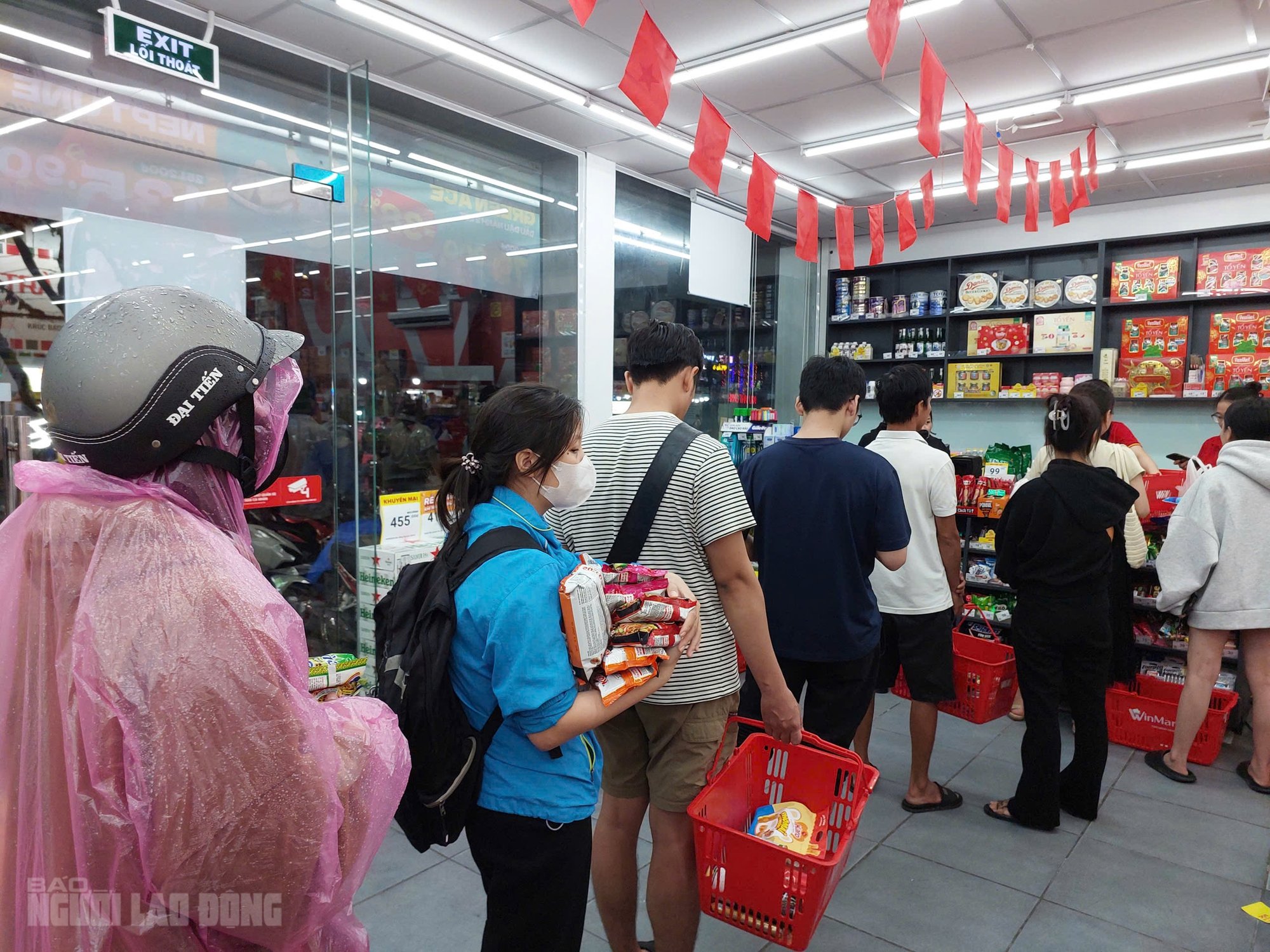 Người dân Đà Nẵng đổ xô mua lương thực tích trữ trước bão số 12 Fengshen - Ảnh 1.